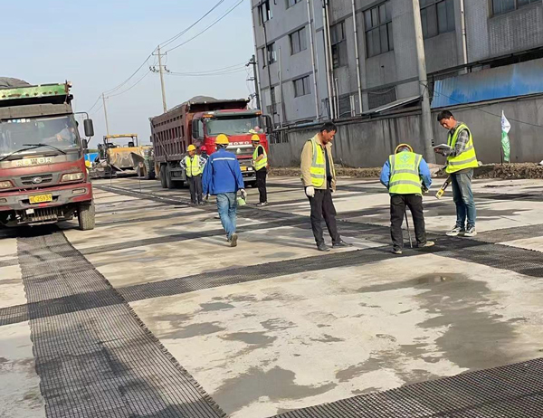 桥东老材料的新故事：玻璃纤维土工格栅如何在‘白改黑’浪潮中重获新生？